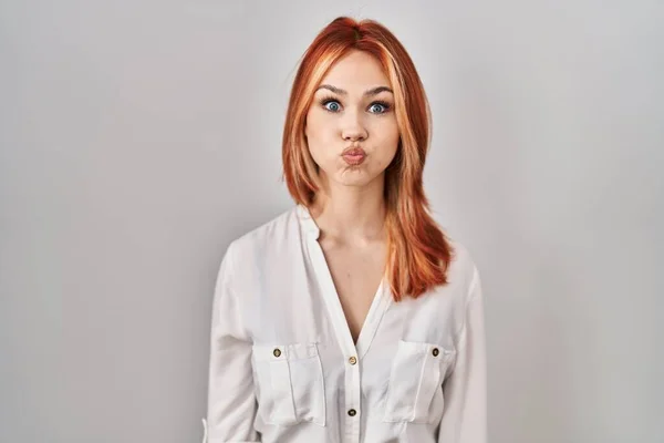 Young Caucasian Woman Standing Isolated Background Puffing Cheeks Funny Face — ストック写真