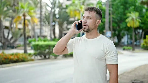 Parkta Yürürken Ciddi Bir Ifadeyle Akıllı Telefondan Konuşan Genç Adam — Stok fotoğraf