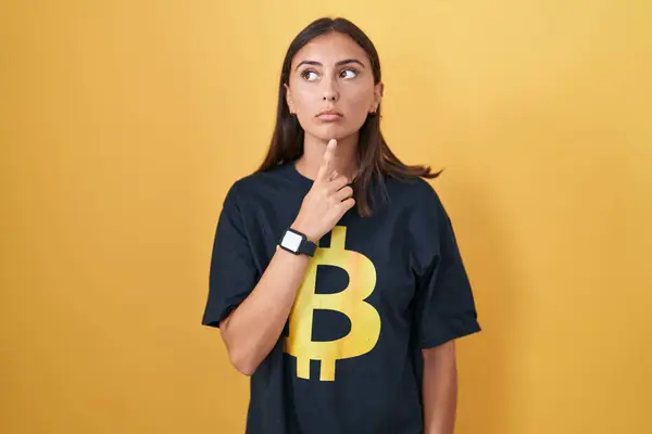 Jeune Femme Hispanique Portant Bitcoin Shirt Pensée Concentré Sur Doute — Photo