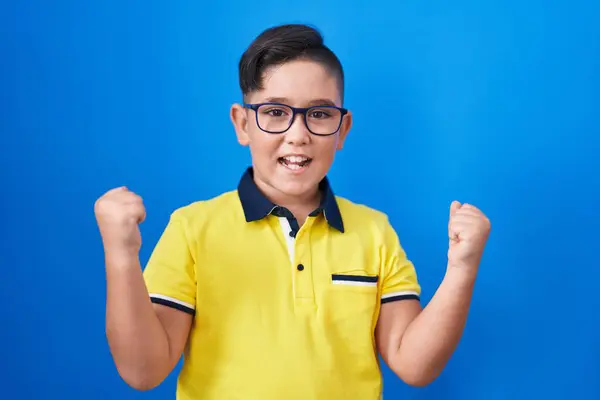 Joven Niño Hispano Pie Sobre Fondo Azul Muy Feliz Emocionado —  Fotos de Stock