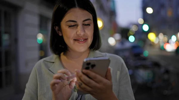 Jovem Bela Mulher Hispânica Usando Smartphone Nas Ruas Noite — Fotografia de Stock