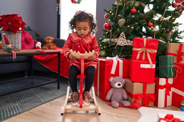 Rozkošná Hispánská Dívka Hraje Soby Houpání Vánoční Strom Doma — Stock fotografie