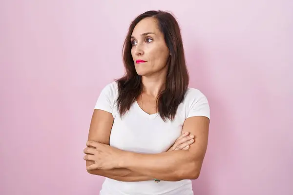 Middle Age Brunette Woman Standing Pink Background Looking Side Arms — Stock Photo, Image