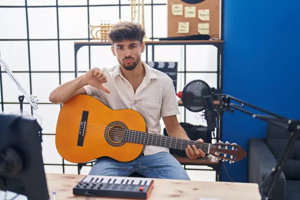 Müzik Stüdyosunda Klasik Gitar Çalan Sakallı Bir Arap Kızgın Yüzlü — Stok fotoğraf