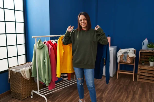 Jong Mooi Latino Vrouw Glimlachen Zelfverzekerd Holding Kleding Rack Wasruimte — Stockfoto