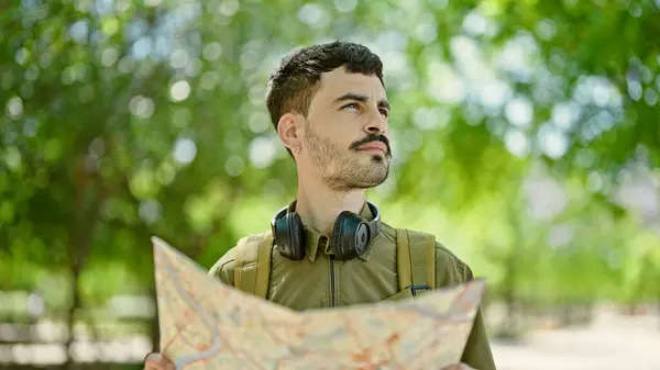 Giovane Ispanico Uomo Turista Indossa Zaino Cuffie Guardando Mappa Parco — Foto Stock