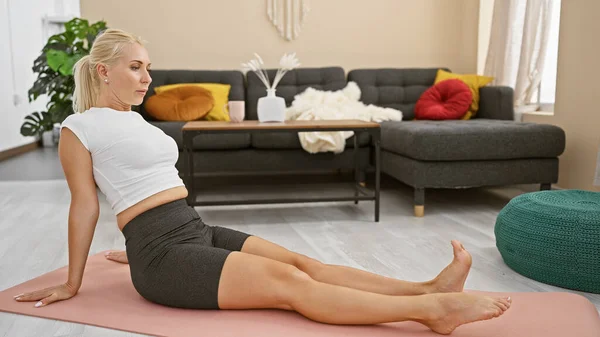 Jeune Femme Blonde Attrayante Assise Sur Tapis Yoga Les Pieds — Photo
