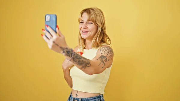 Young Blonde Woman Smiling Confident Having Video Call Isolated Yellow — Stock Photo, Image