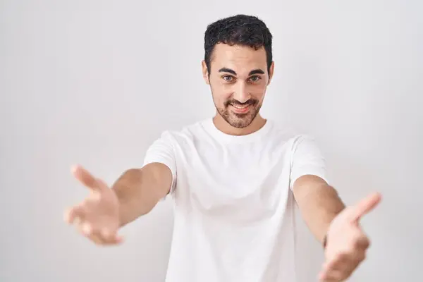 Bonito Hispânico Homem Sobre Fundo Branco Sorrindo Alegre Oferecendo Mãos — Fotografia de Stock