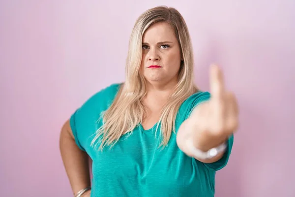 Caucasian Size Woman Standing Pink Background Showing Middle Finger Impolite — Stockfoto