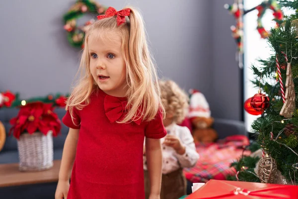 Αξιολάτρευτο Αγόρι Και Κορίτσι Στολίζουν Χριστουγεννιάτικο Δέντρο Στο Σπίτι — Φωτογραφία Αρχείου