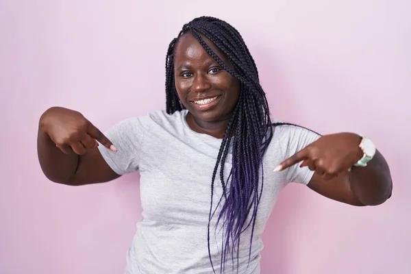 Jonge Afrikaanse Vrouw Die Roze Achtergrond Staat Zelfverzekerd Kijkt Met — Stockfoto