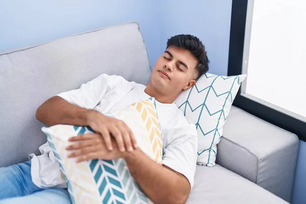 Молодий Іспаномовний Чоловік Лежить Дивані Спить Вдома — стокове фото