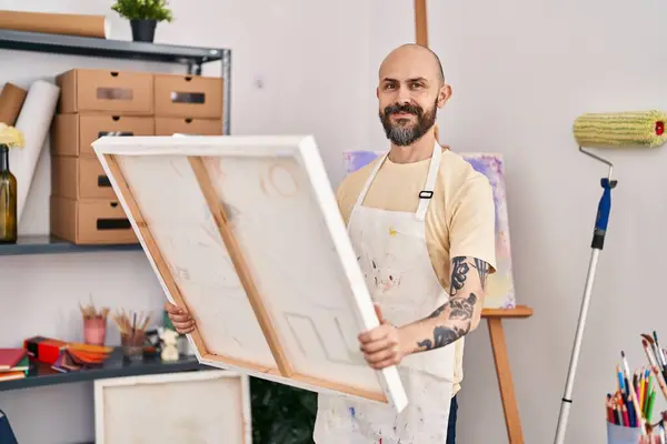 Młody Łysy Człowiek Artysta Uśmiechnięty Pewny Siebie Patrząc Rysować Studio — Zdjęcie stockowe