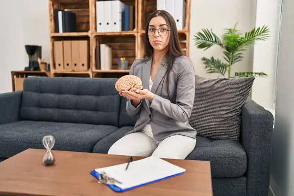 Hispanic Woman Working Therapy Office Holding Brain Depressed Worry Distress — Stock Photo, Image