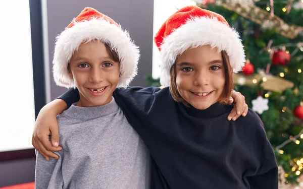 Liebenswerte Jungen Umarmen Einander Und Feiern Weihnachten Hause — Stockfoto