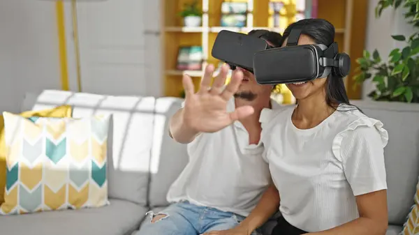 男男女女在家里用虚拟现实眼镜玩电子游戏 — 图库照片