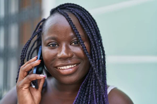 Afro Américaine Femme Souriant Confiant Parler Sur Smartphone Rue — Photo