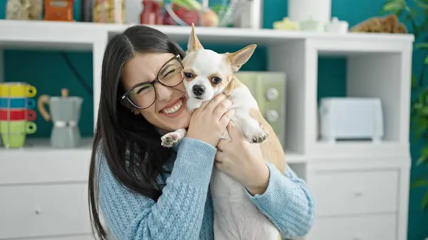 Jonge Spaanse Vrouw Met Chihuahua Hond Knuffelen Zittend Tafel Bij — Stockfoto