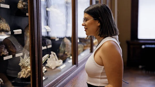 Молодая Красивая Латиноамериканка Посетила Геологическую Выставку Музее Естественной Истории Вене — стоковое фото