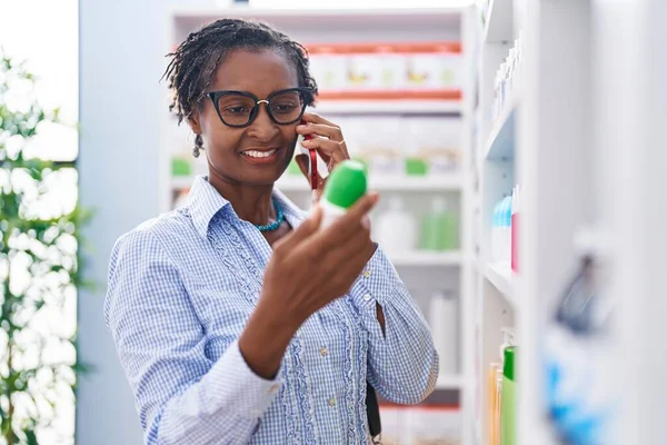Middle Age African American Woman Customer Talking Smartphone Holding Deodorant — Stock Photo, Image