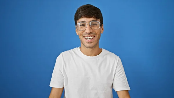 Bonito Jovem Hispânico Exalando Confiança Casual Mas Fresco Óculos Irradiando — Fotografia de Stock