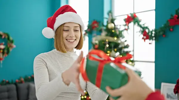 年轻的金发女人带着自信的笑容在家里收到圣诞礼物 — 图库照片