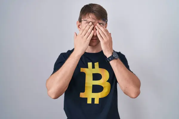 Homme Blond Caucasien Portant Bitcoin Shirt Frotter Les Yeux Pour — Photo