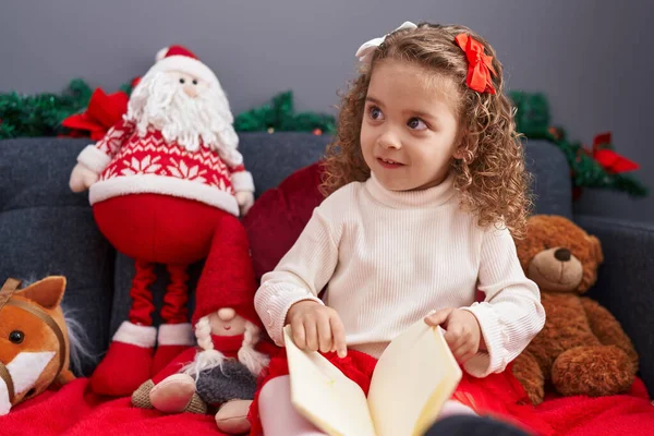Sevimli Sarışın Kız Kitap Okuyor Evdeki Noel Dekorunun Yanında Koltukta — Stok fotoğraf