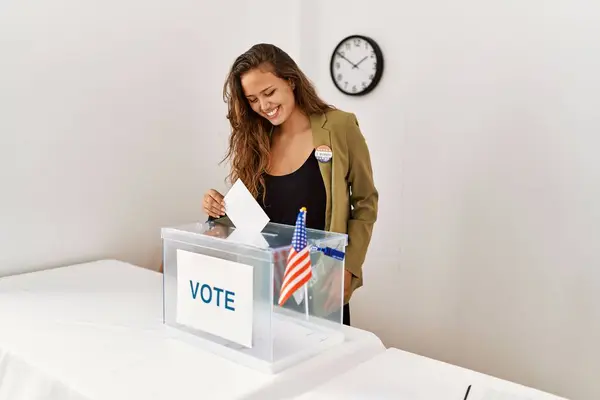Νεαρή Όμορφη Ισπανίδα Πρόεδρος Του Εκλογικού Συμβουλίου Ψηφίζει Στο Εκλογικό — Φωτογραφία Αρχείου