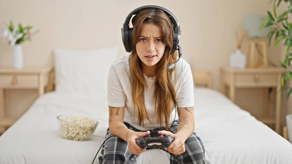 Young Beautiful Hispanic Woman Playing Video Game Sitting Bed Bedroom — Stock fotografie
