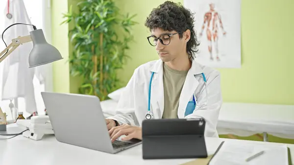 Jovem Hispânico Homem Médico Usando Laptop Touchpad Trabalhando Clínica — Fotografia de Stock