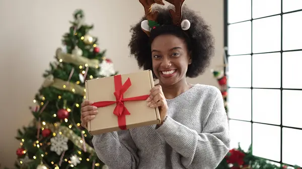 Afro Amerikaanse Vrouw Draagt Rendier Oren Met Kerstcadeau Thuis — Stockfoto