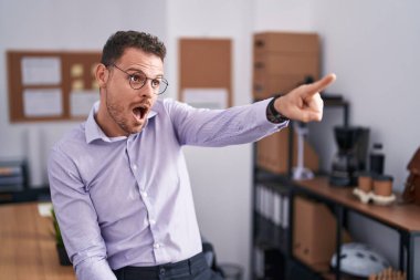 Ofisteki ispanyol genç adam parmağını göstererek ileriyi işaret etti, ağzı açık hayret verici bir ifade, önde bir şey. 
