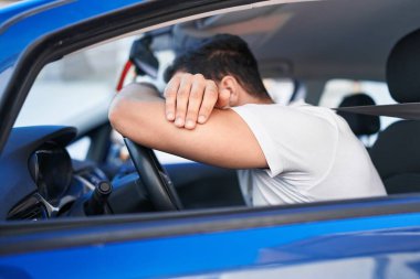 Genç İspanyol adam sokakta araba sürerken strese girdi.