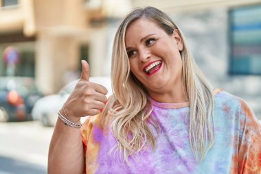 Genç bayan kendine güveni tam. Başparmağınla işaret ver.