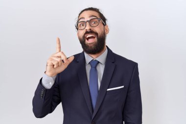 Sakallı, takım elbiseli ve kravatlı, parlak fikirli İspanyol bir adam. Heyecanlı ve mutlu. Bir numara.. 