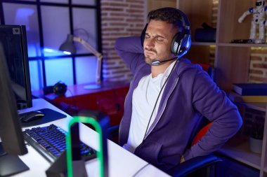 İspanyol asıllı genç adam oyun salonunda sırt ağrısı çektiğini vurguladı.