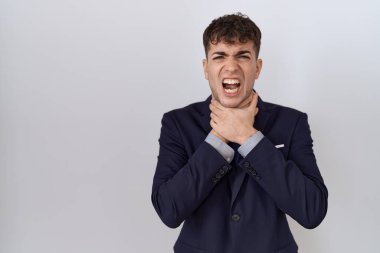 Genç İspanyol iş adamı takım elbise ve kravat takıp bağırıyor ve boğularak ölüyor çünkü acı verici bir boğulma. Sağlık problemi. Boğulma ve intihar konsepti. 