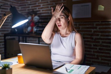 Geceleri büroda çalışan esmer kadın, hata yaptığı için şaşırdı ve şaşırdı. Hatayı hatırla. Unuttum, kötü hafıza kavramı. 