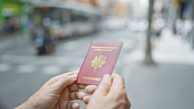 Orta yaşlı, gri saçlı, Fransa pasaportlu bir adam.