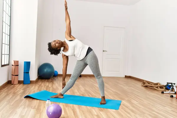 Mujer Afroamericana Entrenando Yoga Centro Deportivo — Foto de Stock