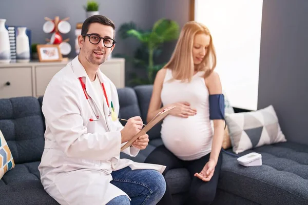 Mężczyzna Kobieta Lekarz Pacjentka Ciąży Konsultacji Lekarskiej Pomocą Tensiometru Domu — Zdjęcie stockowe