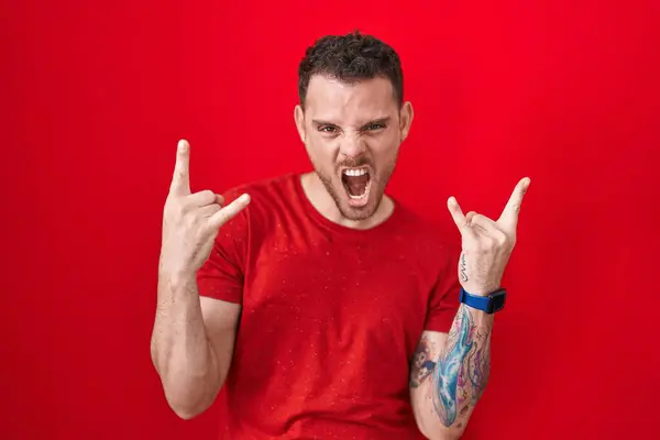 Mladý Hispánec Stojící Nad Červeným Pozadím Křičí Bláznivým Výrazem Dělá — Stock fotografie