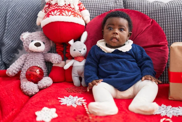 Africké Americké Dítě Sedí Pohovce Podle Vánočního Dárku Doma — Stock fotografie
