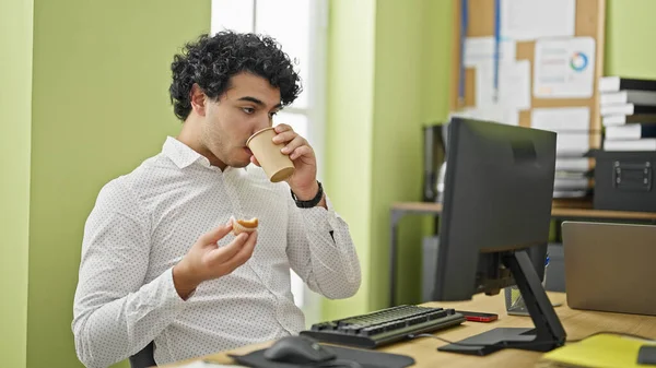 Genç Latin Adamı Ofiste Kahvaltı Yapıyor — Stok fotoğraf