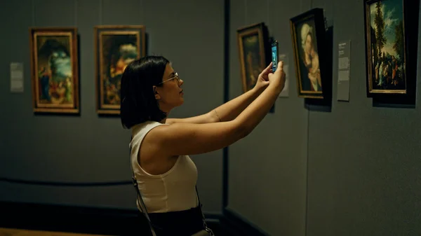 Ung Vacker Latinamerikansk Kvinna Besöker Konstgalleri Bilder Med Smartphone Konstmuseet — Stockfoto