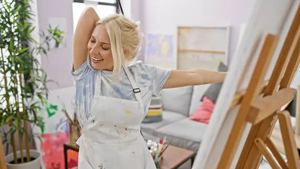 Atrakcyjna Młoda Blondynka Artystka Uśmiecha Się Promiennie Rozciąga Plecy Robi — Zdjęcie stockowe