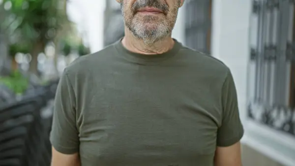 Мужчина Средних Лет Седыми Волосами Представляет Серьезное Выражение Лица Стоя — стоковое фото
