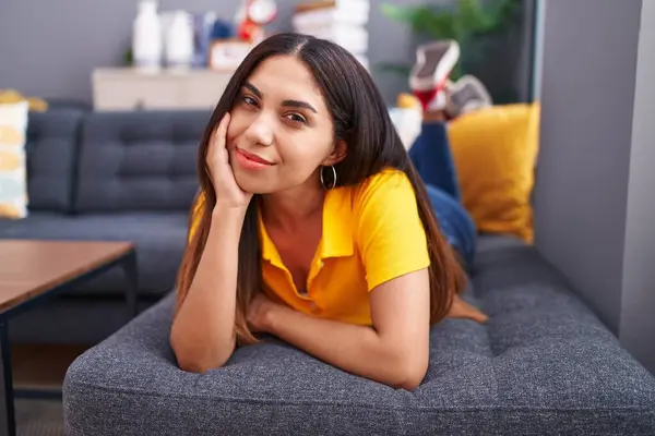 Joven Mujer Árabe Hermosa Sonriendo Confiado Acostado Sofá Casa —  Fotos de Stock